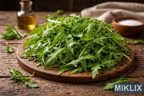 pestrá paleta čerstvej zeleniny a paradajok na drevenom stole