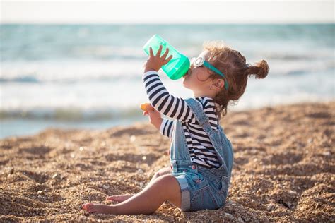 dieťa pijúce vodu z pohárika