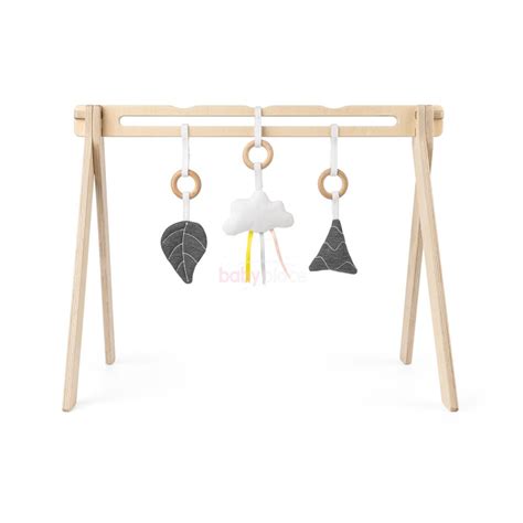 hrazda s drevenými hračkami