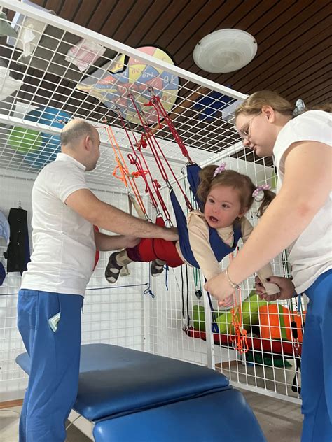 Rodina podporujúca dieťa pri dýchacích cvičeniach