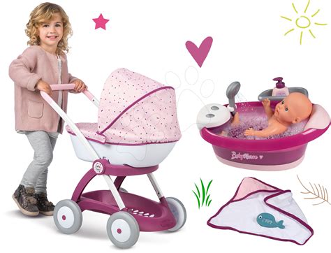 deti hrajúce sa s kočíkom pre bábiky