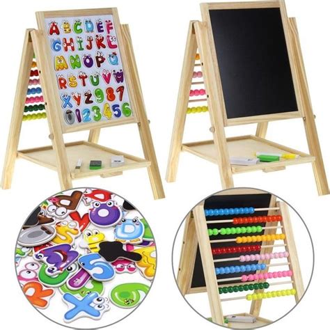 Detail magnetických písmen a číslic na tabuli