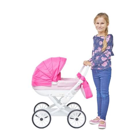 Dievčatko tlačí ružový kočík pre bábiky v parku