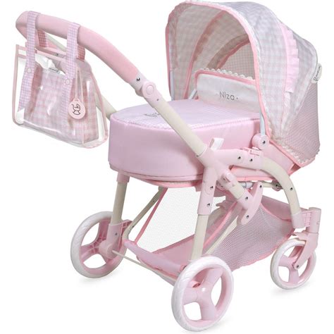 Deti sa hrajú s kočíkmi pre bábiky v záhrade