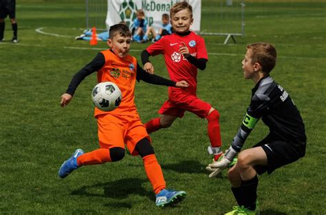 Deti spoločne hrajú futbal