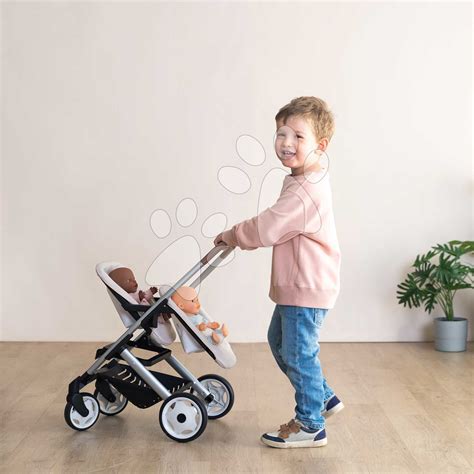 Rodina s kočíkom Quinny na prechádzke