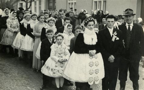 svadobný sprievod na voze s rebrinami