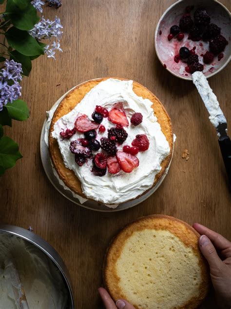 detailný záber na vrstvenie krému a ovocia v nahej torte