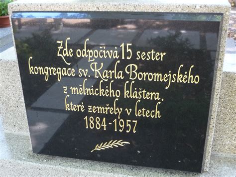 ukážka detailného spracovania písma na náhrobnom kameni