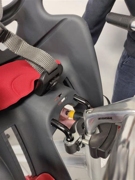 Detailný záber na upevňovací systém nánožníka Britax na ráme kočíka
