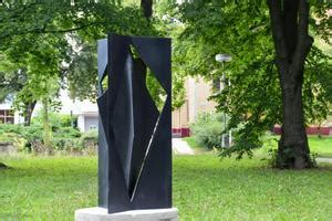 socha Ezopa v modernom mestskom parku ako symbol univerzálneho odkazu