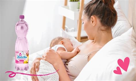 Dojčiaca matka pijúca čaj