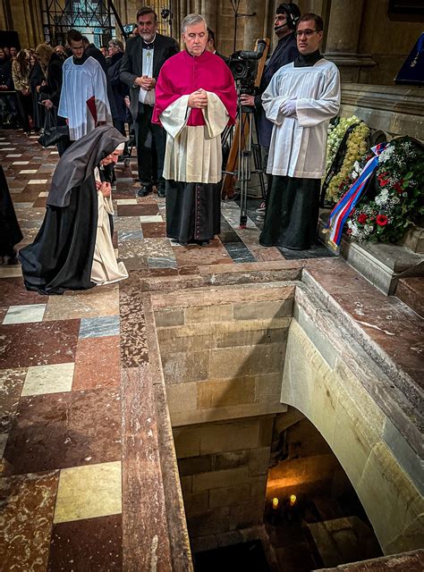 Ilustrácia dieťaťa, ktoré sa bojí hovoriť pred cudzími ľuďmi