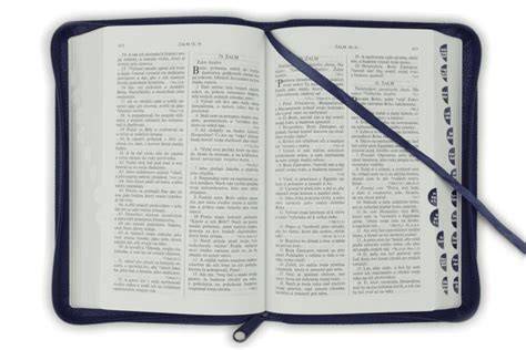 Biblia otvorená s rukami rodičov, ktorí sa modlia
