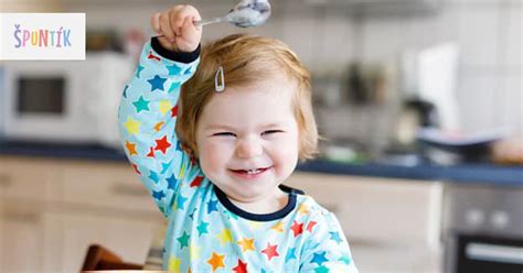dieťa ochutnávajúce nové jedlo