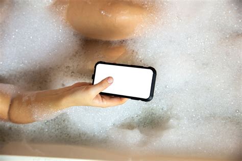 žena rodí vo vani