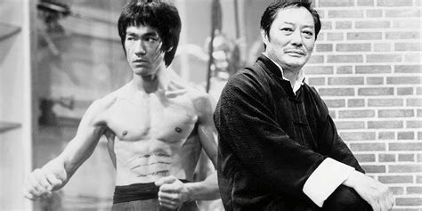 Porovnanie filmového súboja Bruce Lee vs Wong Jack Man a historických opisov
