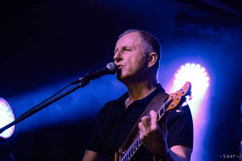Ján Baláž s gitarou na pódiu Elánu