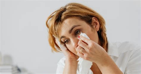 žena plače pri okne