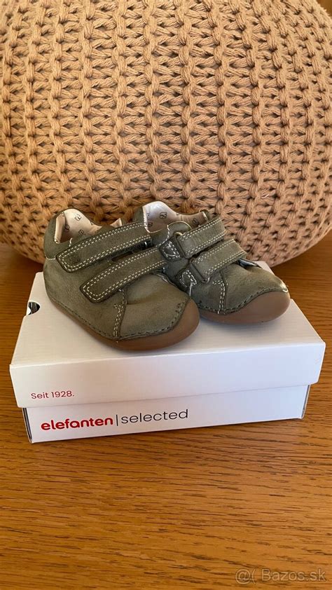 ruky držia malé detské topánočky