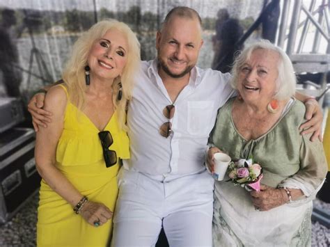 Maja Velšicová s rodinou a priateľmi pri hrobe manžela a syna