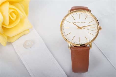 Detailné spracovanie hodiniek a šperkov Michael Kors