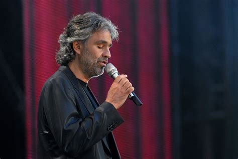 Andrea Bocelli počas koncertu
