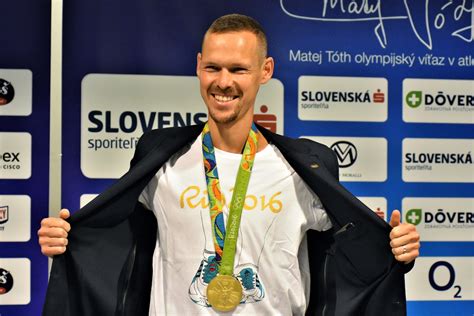 Matej Tóth s olympijskou zlatou medailou z Ria 2016