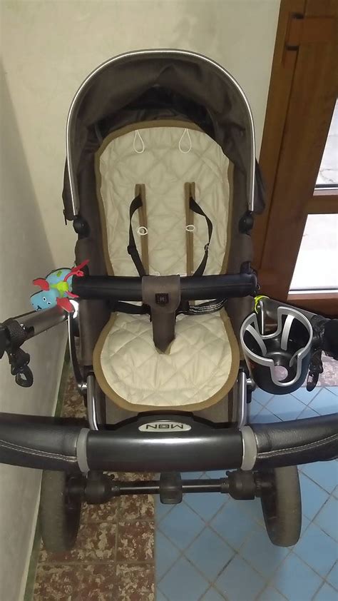 Detail rukoväte a madla kočíka Moon Cool s koženkovým poťahom