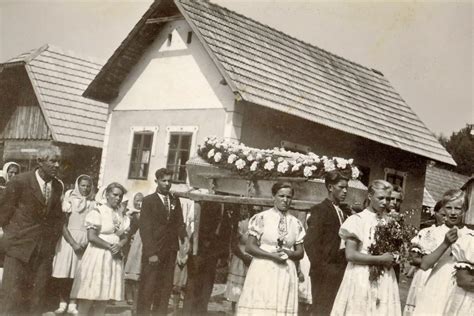 Pohreb muža v Hatnom, 40. roky 20. storočia. Archív V.