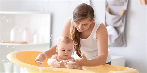 Ilustračná fotografia bábätka v hlbokej vaničke kočíka.