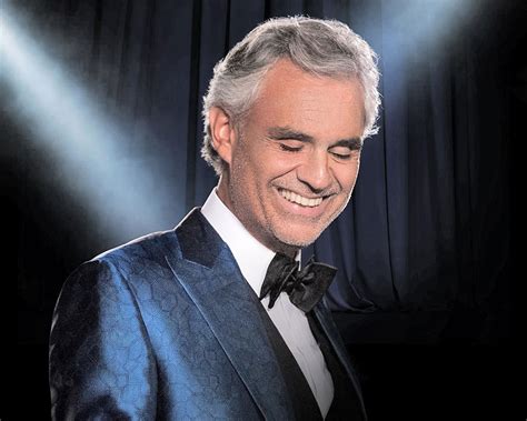 Andrea Bocelli spieva na koncerte