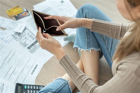 Ilustrácia rodiny s dvomi malými deťmi