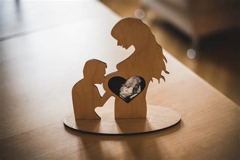 Žena a muž pri pohľade na ultrazvuk