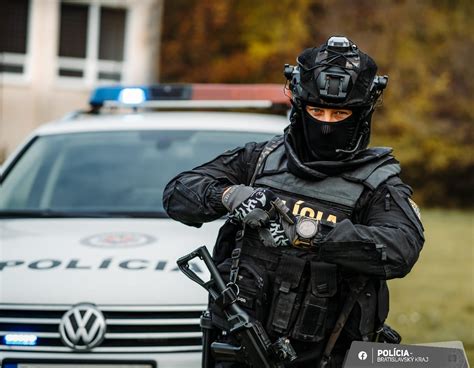 Policajt zachraňujúci dieťa z auta