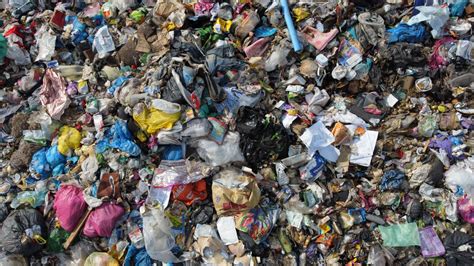 Ilustrácia preplnenej skládky odpadu