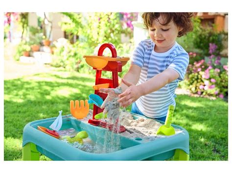 Dieťa Kozorožec hrá logickú hru