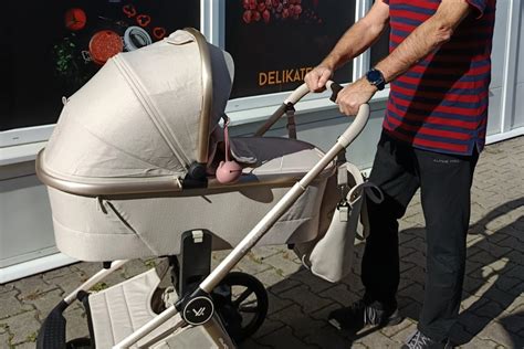 Rodičia s kočíkom na prechádzke