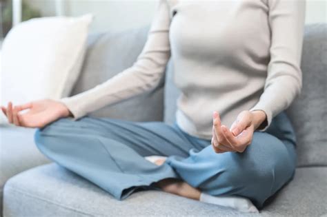 Žena medituje, aby sa uvoľnila pred pôrodom