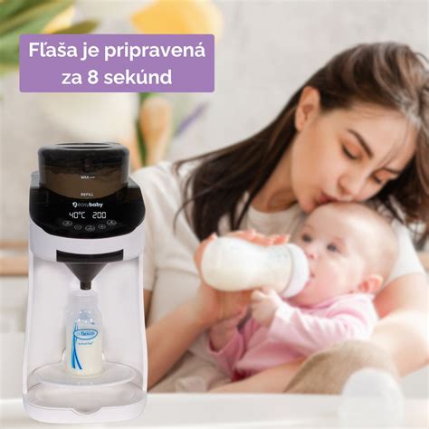 Matka kŕmiaca dieťa z fľaše s očným kontaktom