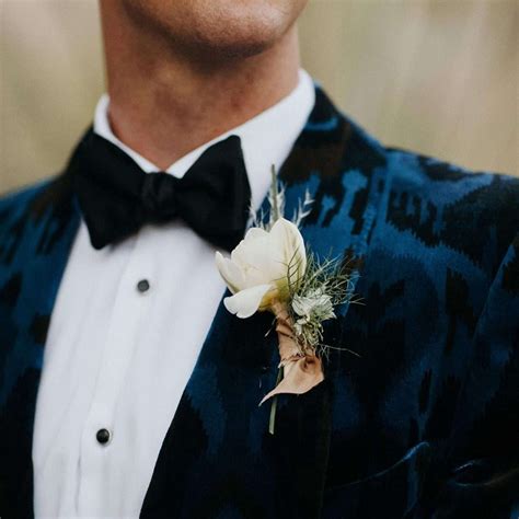 Detailná fotografia svadobnej korsáže na saku ženícha