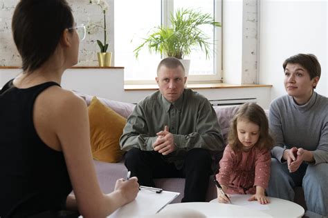 Terapeuta rozprávajúca sa s párom