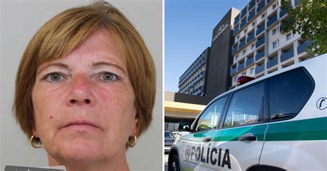 Žena dojčiaca dieťa v pohodlnej nočnej košeli