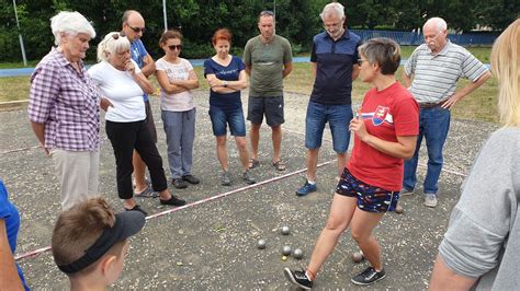 Seniori cvičiaci v parku na čerstvom vzduchu