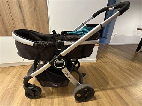 Rodič s kočíkom Chicco Urban Plus v mestskom prostredí