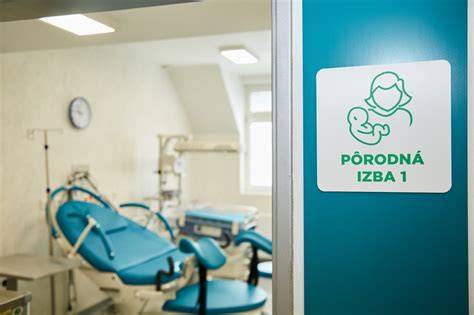 Moderná pôrodná sála s polohovateľným kreslom