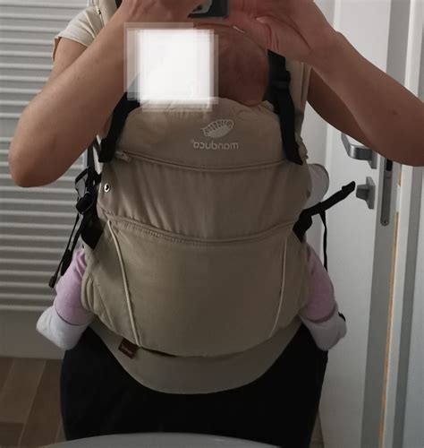 Dieťa v správnej ergonomickej polohe v nosiči