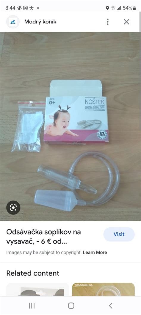 Matka odsáva hlieny novorodencovi odsávačkou