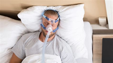 Pacient s CPAP maskou počas spánku