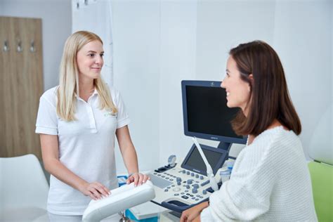 Žena a lekár pri gynekologickom vyšetrení